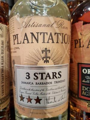 Der Rum PLANTATION 3 STARS ist ein Cuvée aus jungen Rums aus Barbados und Jamaika, einem 3 Jahre alten Trinidad-Rum und einem 12 Jahre alten Rum aus Jamaika,  alle Rums wurden carbon-gefiltert.
