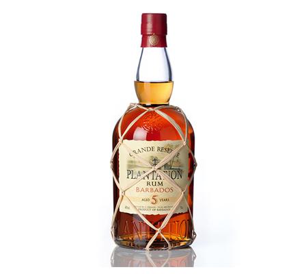 Ein gelungenes Cuvée verschiedener Barbados-Rums, fünf Jahre in der Karibik gereift in Bourbon-Fässern, Finishing in alten Cognac-Fässern auf Château de Bonbonnet, Ars/Cognac. 